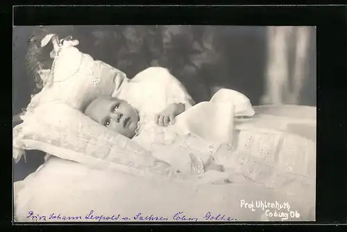 AK Coburg, Prinz Leopold von Sachsen-Coburg-Gotha als Baby in seinem Bettchen