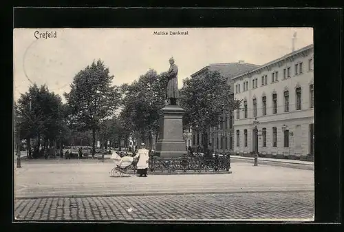 AK Crefeld, Mutter mit Kinderwagen am Moltke Denkmal