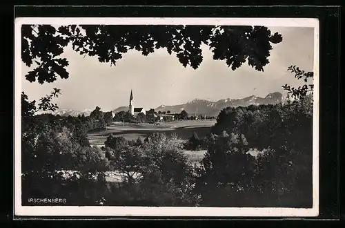 AK Irschenberg, Panorama der Ortschaft vom Waldrand aus, Blick zur Kirche und auf die Berge im Hintergrund