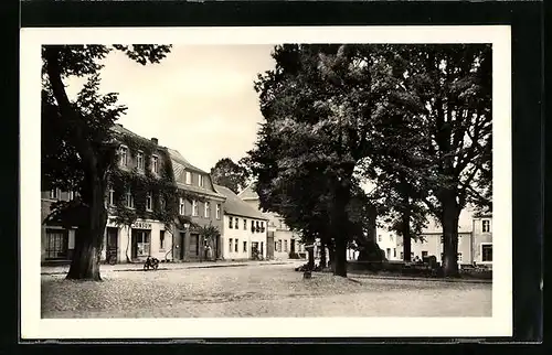 AK Teupitz bei Königs Wusterhausen, Platzpartie mit Denkmal