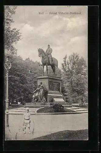 AK Kiel, Junge im Park vor dem Kaiser Wilhelm Denkmal
