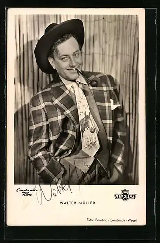 AK Schauspieler Walter Müller im Portrait mit Hut, Pfeife und original Autograph