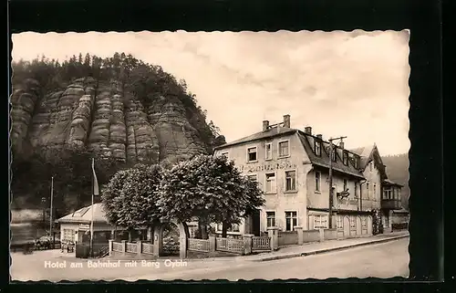 AK Kurort Oybin, Hotel am Bahnhof mit Berg Oybin