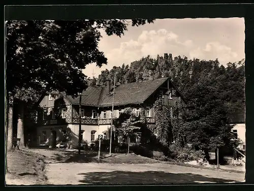 AK Kurort Jonsdorf, Hotel Gondelfahrt, dahinter die Nonnenfelsen