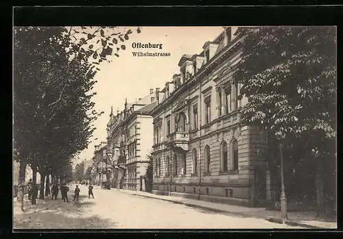 AK Offenburg, Wilhelmstrasse mit Anwohnern