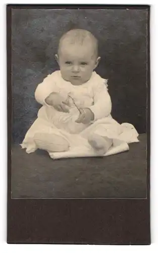 Fotografie unbekannter Fotograf und Ort, Portrait süsses Baby im weissen Taufkleidchen