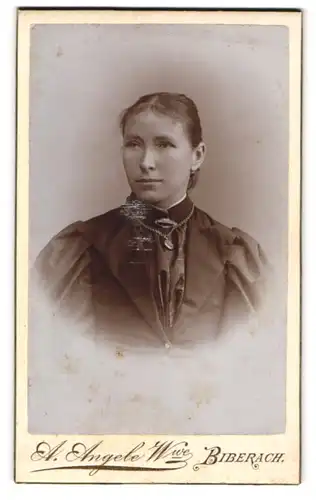 Fotografie A. Angele Wwe., Biberach, Portrait schönes Fräulein mit Brosche und Halskette