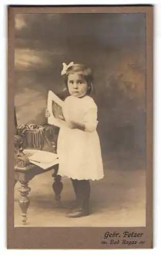 Fotografie Gebr. Fetzer, Bad Ragaz, Portrait Maria Hugentobler als süsses Mädchen mit Haarschleife