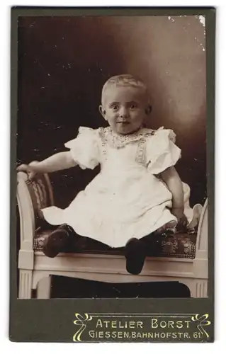 Fotografie Atelier Borst, Giessen, Bahnhofstr. 61, Portrait süsses blondes Kleinkind im weissen Kleidchen