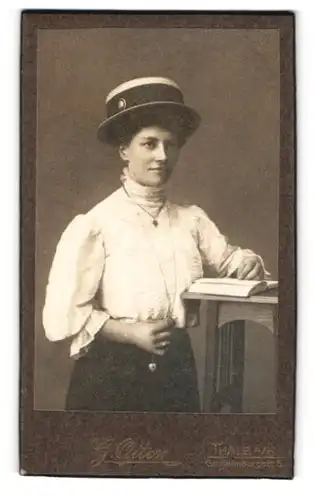 Fotografie G. Olten, Thale a. H., Gr. heimburgstr. 5, Portrait schönes Fräulein mit Hut und Buch