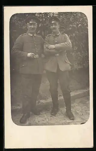 Foto-AK Zwei Soldaten in Uniform mit Schirmmütze, Uniformfoto