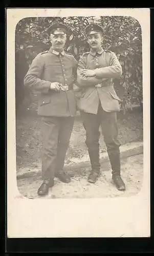 Foto-AK Zwei Soldaten in Uniform mit Schirmmütze, Uniformfoto