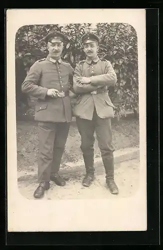 Foto-AK Zwei Soldaten in Uniform mit Schirmmütze, Uniformfoto