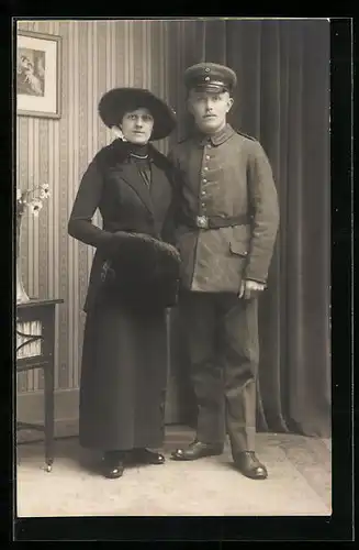 Foto-AK Soldat in Uniform mit Frau, Uniformfoto