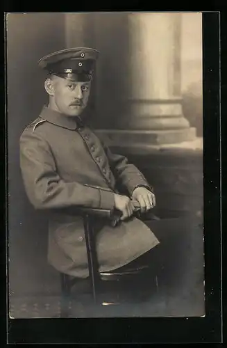 Foto-AK Soldat in Uniform mit Schirmmütze, Uniformfoto