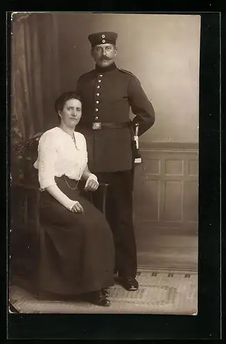 Foto-AK Soldat in Uniform mit Frau, Uniformfoto