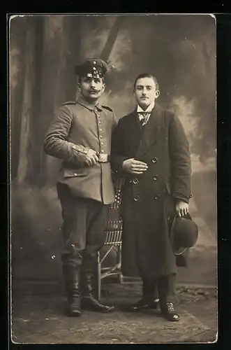 Foto-AK Soldat in Uniform mit einem Herrn, Uniformfoto
