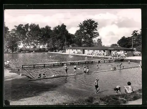 AK Obercunnersdorf /Oberlausitz, Schwimmbad mit Besuchern