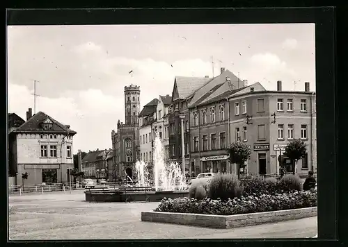 AK Meuselwitz /Kr. Altenburg, Blick zum Rathaus mit Lebensmittelgeschäft und Brunnen