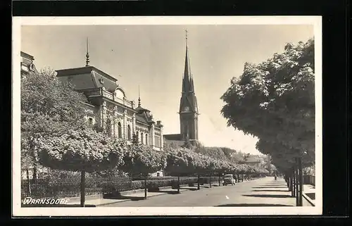 AK Warnsdorf, Strassenpartie mit Kirche