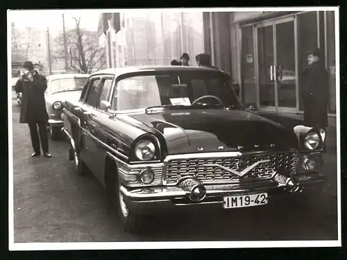 Fotografie unbekannter Fotograf, Ansicht Leipzig, Auto GAZ-13 Tschaika, Limousine mit Kennzeichen: IM19-42