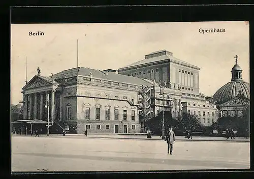 AK Berlin, auf der Strasse vor dem Opernhaus