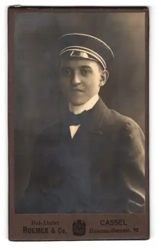 Fotografie Atelier Roemer & Co., Cassel, Hohenzollernstr. 92, Portrait junger Student mit Coleur-Mütze