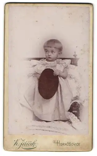 Fotografie K. Jiricek, Horazdovice, Portrait niedliches blondes Kleinkind mit grossem Hut in der Hand