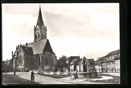 AK Lucka /Kr. Altenburg, Puschkinplatz mit Kirche und Brunnen