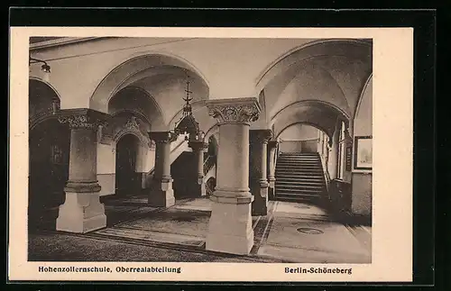 AK Berlin-Schöneberg, Hohenzollernschule in der Belziger Strasse, Oberrealabteilung, Innenansicht Flur