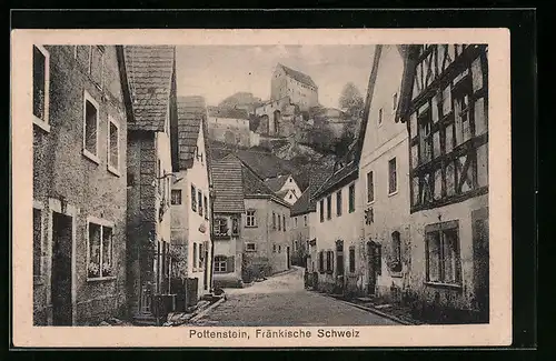 AK Pottenstein, Strassenpartie im Ort, Blick zum Burgberg