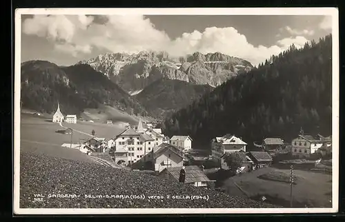 AK Selva-S. Maria /Val Gardena, Ortsansicht gegen die Berge