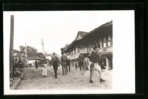 AK Uesküb, Strassenpartie mit Passanten und Moschee
