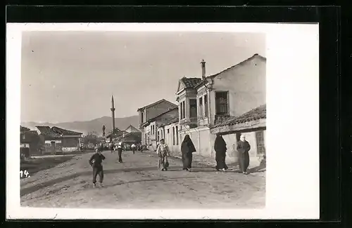 AK Uesküb, Strassenpartie mit vollverschleierten Frauen und Minarett