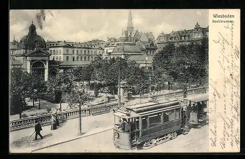 AK Wiesbaden, Strassenbahn passiert den Kochbrunnen
