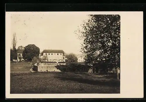 AK Montmirail, Ortspartie mit Bäumen