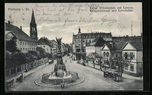 AK Freiburg i. Br., Kaiser Wilhelmplatz mit Strassenbahn, Kaserne, Kriegerdenkmal und Kaisercafé