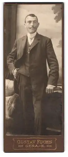 Fotografie Gustav Fuchs, Gera-R., Junger Herr im Anzug mit Krawatte