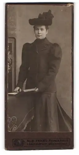 Fotografie Alb. Fraatz, Darmstadt, Wilhelminenplatz 2, Junge Dame in modischer Kleidung