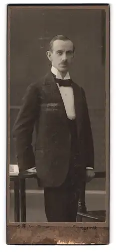 Fotografie E. Kregeloh, Mannheim, Kunststr. 12 und Breitestr. 4, Elegant gekleideter Herr mit Oberlippenbart