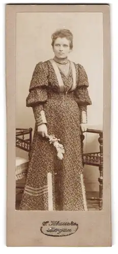 Fotografie C. Klaucka, Torgau, Junge Dame im modischen Kleid