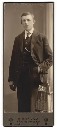 Fotografie Wilh. Arnold, Freiburg a. U., Schützenstr. 7, Junger Mann im Anzug mit Krawatte