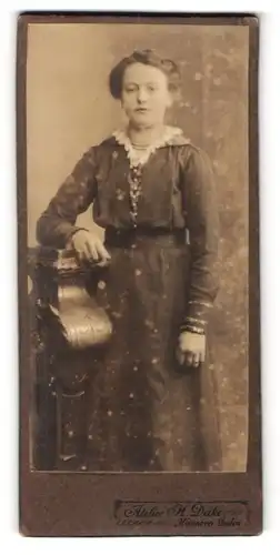 Fotografie H. Deike, Hannover-Linden, Deisterstr. 7, Junge Dame im Kleid