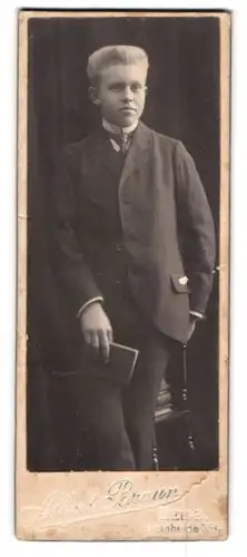 Fotografie Albert Braun, Heide, Kleinheide 4, Junger Mann im Anzug mit Krawatte
