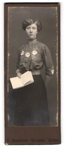 Fotografie E. Stegelmann, Gelting, Junge Dame in hübscher Bluse und Rock