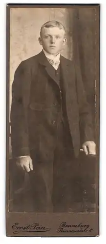 Fotografie Ernst Pein, Ronneburg, Bismarckstr. 8, Junger Herr im Anzug mit Fliege