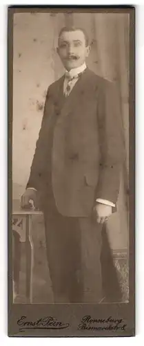 Fotografie Ernst Pein, Ronneburg, Bismarckstr. 8, Junger Herr im Anzug mit Krawatte