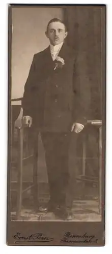Fotografie Ernst Pein, Ronneburg, Bismarckstr. 8, Junger Herr im Anzug mit Krawatte