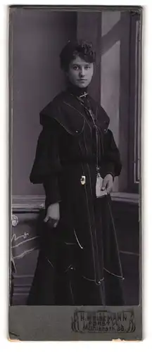 Fotografie H. Meisemann, Forst i. L., Mühlenstr. 36, Junge Dame im modischen Kleid