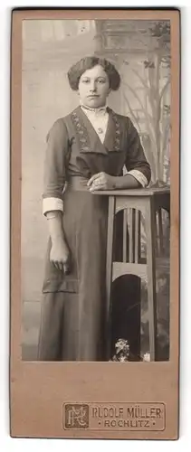 Fotografie Rudolf Müller, Rochlitz, Junge Dame im Kleid